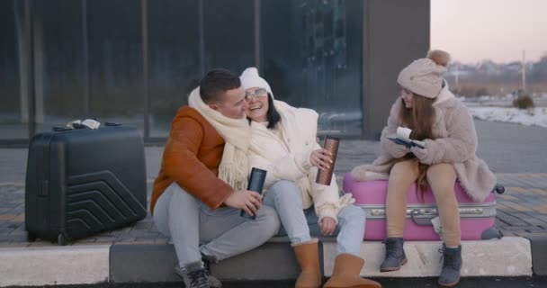 Mladá Rodina Oblečená Zimním Oblečení Roztomilou Dcerou Sedící Kufrech Před — Stock video
