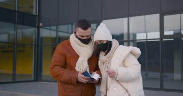 Mąż Żona Zimowych Kurtkach Maskach Posiadają Paszporty Biletami Przed Lotniskiem — Wideo stockowe