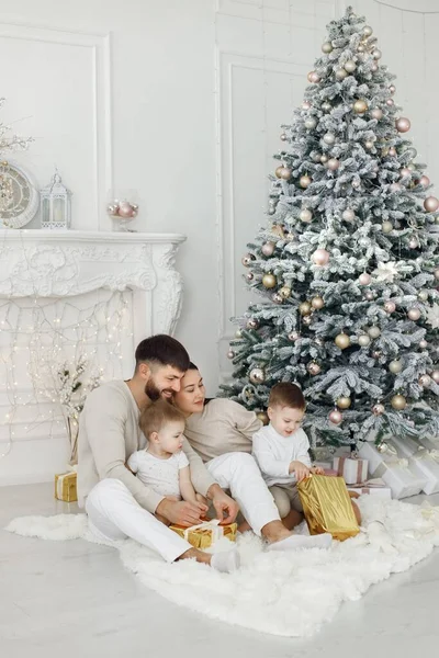 Madre Padre Dos Sus Hijos Sentados Cerca Del Árbol Navidad — Foto de Stock
