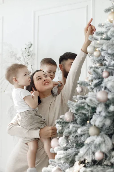 Madre Padre Dos Sus Hijos Decorando Árbol Navidad Familia Emocionada — Foto de Stock