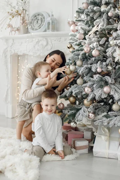 Madre Dos Sus Hijos Decorando Árbol Navidad Familia Emocionada Juntos — Foto de Stock