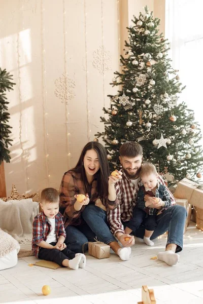 Madre Padre Dos Sus Hijos Sentados Cerca Del Árbol Navidad — Foto de Stock