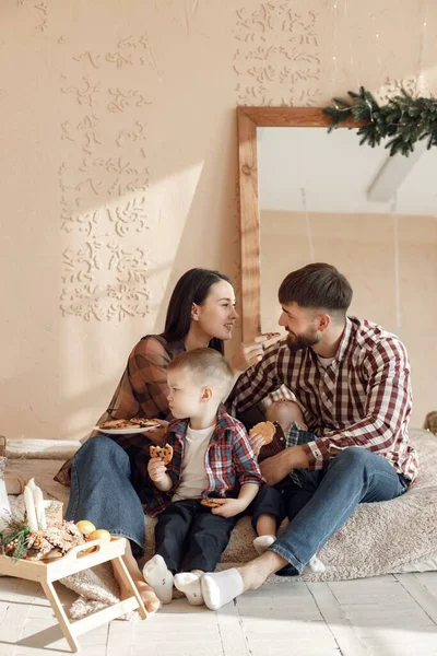 Madre Padre Dos Sus Hijos Sentados Cerca Del Árbol Navidad — Foto de Stock