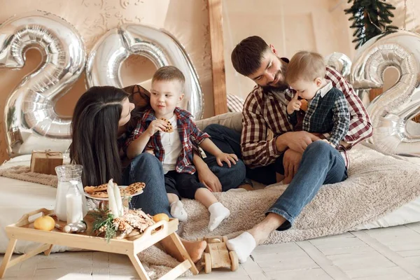 Madre Padre Dos Sus Hijos Sentados Cerca Del Plato Con — Foto de Stock