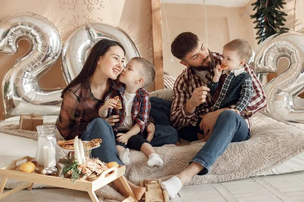 Madre Padre Dos Sus Hijos Sentados Cerca Del Plato Con — Foto de Stock