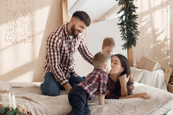 Madre Padre Dos Sus Hijos Tendidos Sobre Una Manta Chicos — Foto de Stock