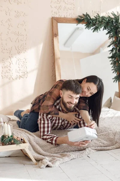 Una Pareja Romántica Celebrando Navidad Mujer Morena Hombre Camisas Cuadros — Foto de Stock