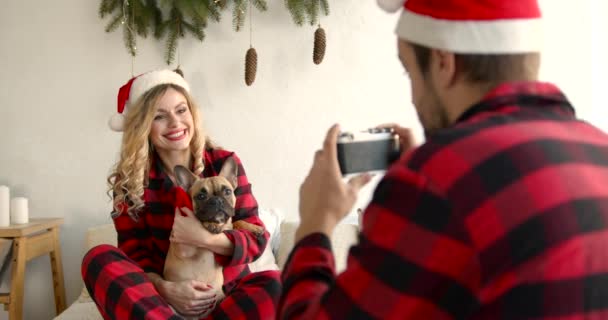 Gelukkige Familie Die Samen Kerstmis Vieren Man Tking Foto Van — Stockvideo