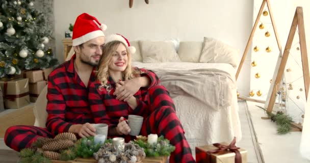 Casamento Casal Comemorando Natal Casa Aconchegante Deitado Cama Abraçando Brincando — Vídeo de Stock