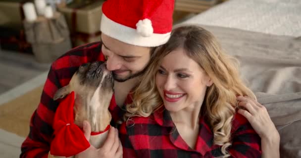 Coppia Sposata Che Celebra Natale Casa Accogliente Stesi Sul Letto — Video Stock