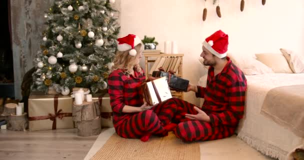 Jovens Felizes Encontrando Manhã Natal Juntos Eles Estão Usando Chapéus — Vídeo de Stock