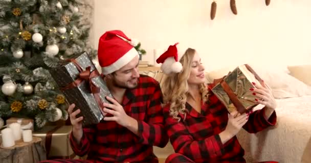 Jovens Felizes Encontrando Manhã Natal Juntos Eles Estão Usando Chapéus — Vídeo de Stock