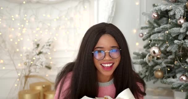 Black Cheerful Girl Holds Gold Gift Box She Shakes Unpacks — Stock Video