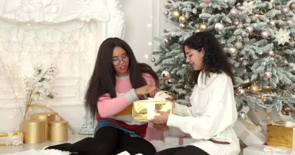 Frauen Packen Hause Weihnachtsgeschenke Aus Indische Und Schwarze Mädchen Feiern — Stockvideo