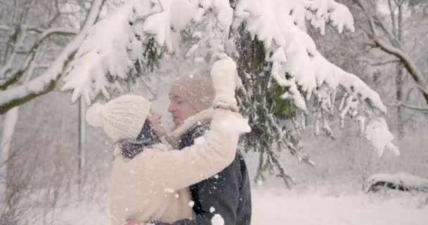 Νεαρό Όμορφο Ερωτευμένο Ζευγάρι Χειμωνιάτικα Καπέλα Στο Δάσος Αγκαλιάζονται Και — Αρχείο Βίντεο