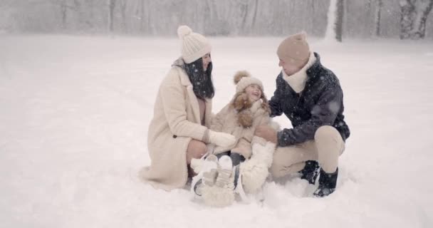 Ojciec Matka Małym Dzieckiem Zimowej Naturze Stojący Śniegu Cute Girl — Wideo stockowe