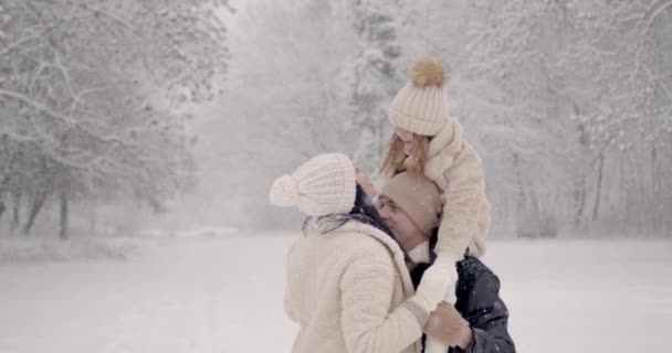 Πατέρας Και Μητέρα Μικρό Παιδί Στη Χειμερινή Φύση Στέκονται Στο — Αρχείο Βίντεο