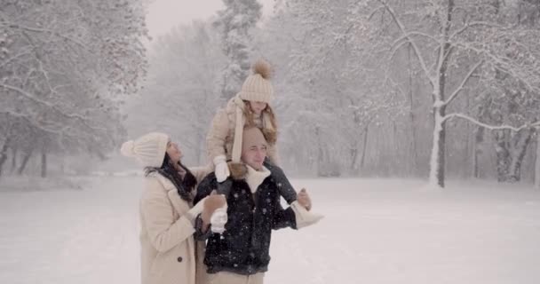 Pai Mãe Com Criança Pequena Natureza Inverno Neve Menina Bonito — Vídeo de Stock