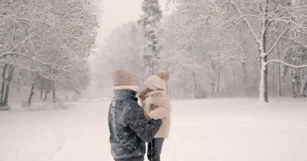 Pai Mãe Com Criança Pequena Natureza Inverno Neve Menina Bonito — Vídeo de Stock