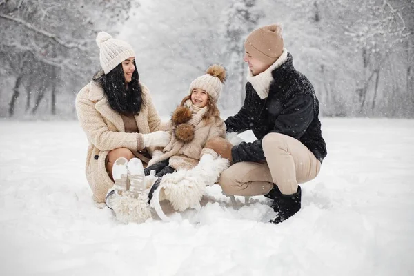 Petite Fille Père Mère Jouant Dehors Jour Hiver Brunette Jeune — Photo