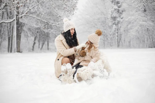 Κοριτσάκι Και Μητέρα Της Παίζουν Έξω Χειμώνα Brunette Νεαρή Γυναίκα — Φωτογραφία Αρχείου
