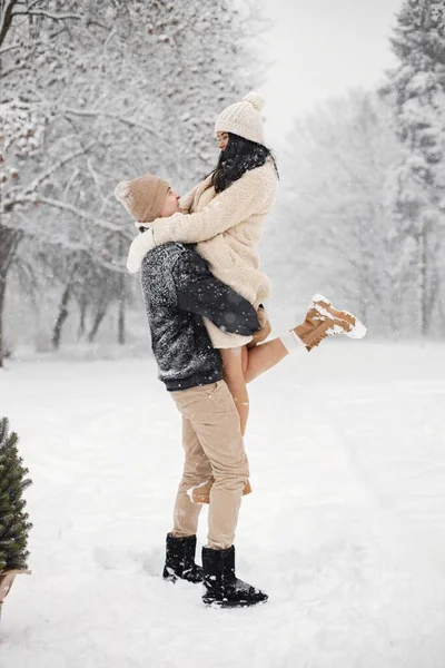 Jeune Homme Une Jeune Femme Portent Petit Sapin Noël Dans — Photo