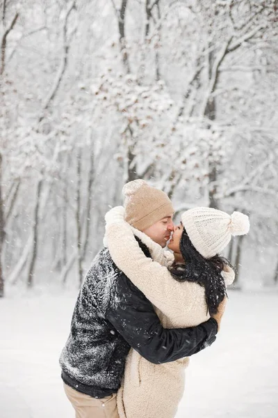 Jeune Homme Femme Embrassant Embrassant Extérieur Couple Romantique Hiver Dans — Photo