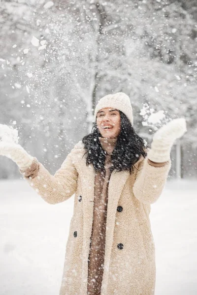 Жінка Брюнет Стоїть Лісі Подає Фото Жінка Рада Бачити Сніг — стокове фото