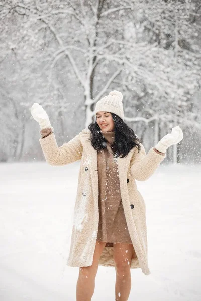 Brunetka Stojąca Lesie Pozująca Zdjęcia Kobieta Cieszy Się Widzi Śnieg — Zdjęcie stockowe