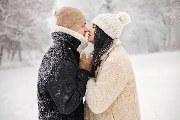 Jovem Mulher Abraçando Beijando Livre Casal Romântico Inverno Jaquetas Quentes — Fotografia de Stock