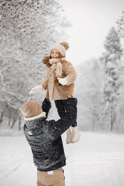 Mała Dziewczynka Jej Ojciec Bawią Się Dworze Zimowy Dzień Mężczyzna — Zdjęcie stockowe