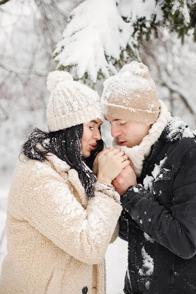 Mladý Muž Žena Objímají Líbají Venku Romantický Pár Zimě Teplých — Stock fotografie