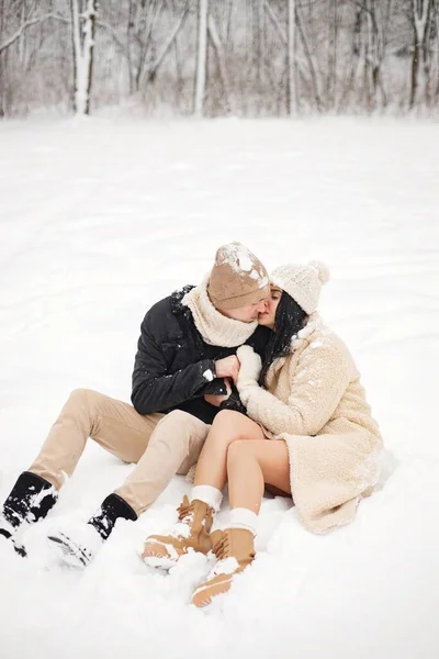Young Man Woman Sitting Snow Outdoors Romantic Couple Winter Warm — Stock Photo, Image