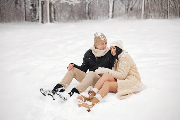 Jovem Mulher Sentados Uma Neve Livre Casal Romântico Inverno Jaquetas — Fotografia de Stock