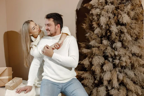 Jeune Femme Homme Assis Près Arbre Noël Étreignant Joyeux Noël — Photo