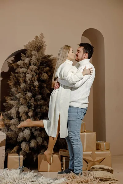 Mujer Joven Hombre Pie Cerca Del Árbol Navidad Abrazos Familia — Foto de Stock