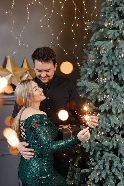 Jeune Femme Homme Debout Près Arbre Noël Tenant Scintillement Joyeux — Photo