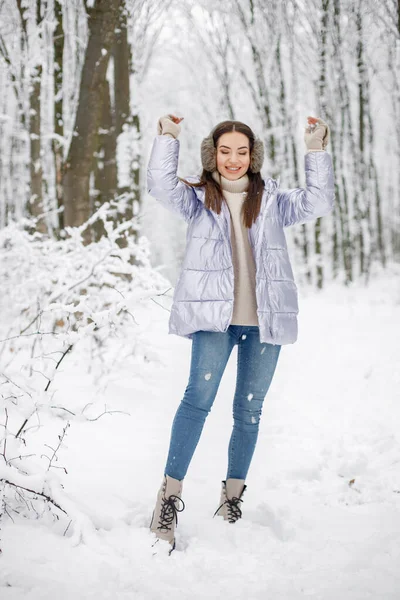 Fiatal Barna Áll Téli Erdőben Női Modell Pózol Egy Fotón — Stock Fotó