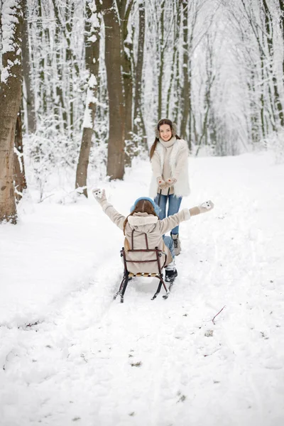 Anya Gyerekével Jól Érzi Magát Erdőben Egy Téli Napon Lányok — Stock Fotó
