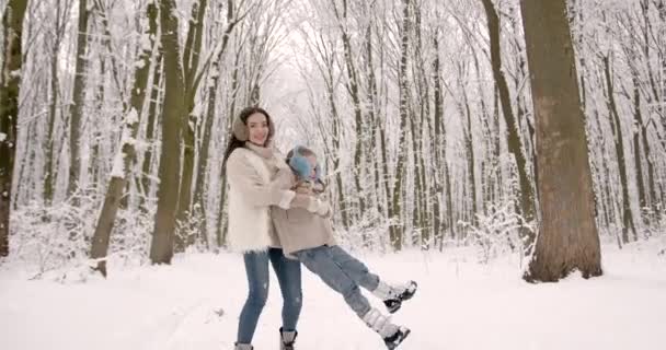 Vacanze Natale Passeggiata Invernale Famiglia Nella Foresta Crescere Figlio Abitudini — Video Stock