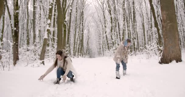 Vacanze Natale Passeggiata Invernale Famiglia Nella Foresta Crescere Figlio Abitudini — Video Stock