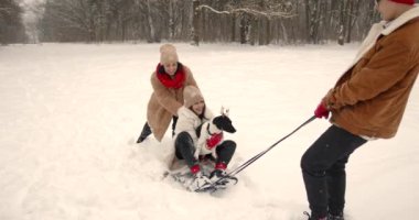 Anne ve ergen çocukları güzel kış ormanlarında koşuyorlar. Birlikte vakit geçiriyoruz, güzel bir aileyiz. Noel tatili.
