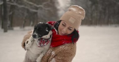 Kış tatili Parkta ya da ormanda köpek yavrusuyla yürüyüşe çıkan genç bir kadın. Hafta sonu dışarıda. Evcil hayvanlar.