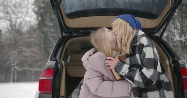 Szczęśliwa Matka Córeczką Siedzącą Samochodzie Zimowym Lesie Wakacje Rodzinne Wartości — Wideo stockowe