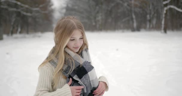 Menina Bonita Suéter Branco Cachecol Inverno Retrato Adorável Sorridente Jovem — Vídeo de Stock