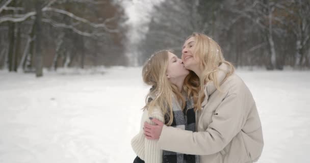 Mamma Trascorre Del Tempo Con Sua Amata Figlia Passeggiando Nella — Video Stock