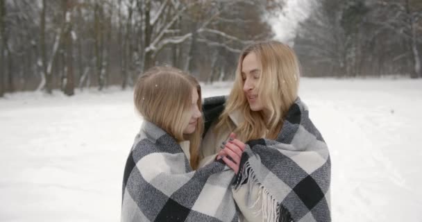 Mor Tilbringer Tid Med Sin Elskede Datter Vinterskoven Langsom Bevægelse – Stock-video