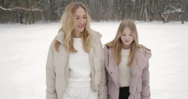 Mama Spędza Czas Swoją Ukochaną Córką Spacerując Zimowym Lesie Zwolnij — Wideo stockowe
