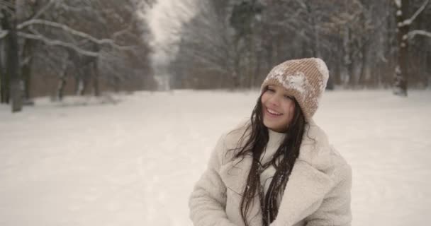 Uma Menina Que Fica Entre Floresta Nevada Sorrindo Ficando Quente — Vídeo de Stock