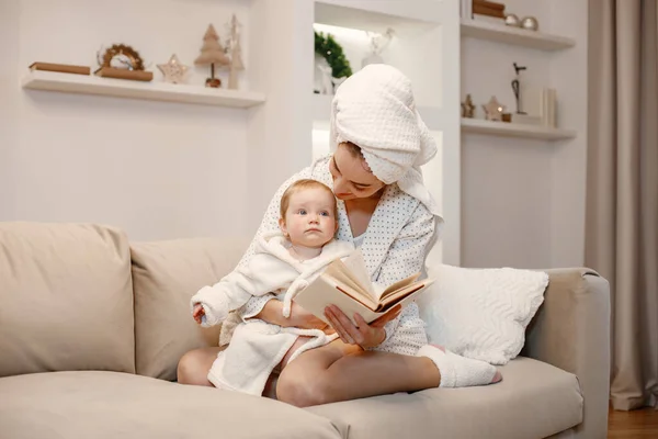 Junge Mutter Und Kleines Mädchen Morgenmänteln Mit Handtücher Gewickelten Haaren — Stockfoto
